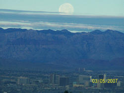 /images/moon_over_down_town_2_lv_250x187.jpg